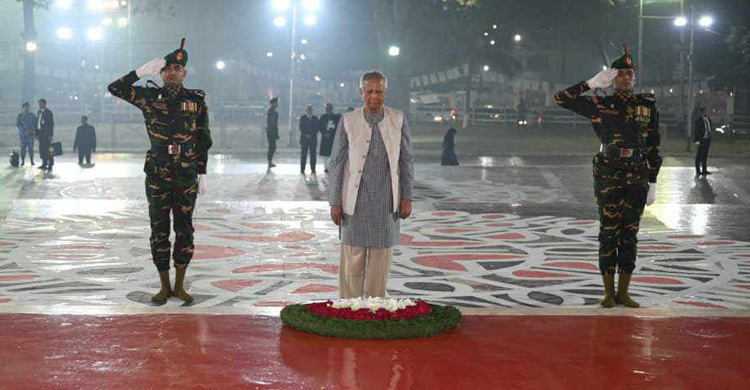 শহীদ মিনারে প্রধান উপদেষ্টার পুষ্পস্তবক অর্পণ